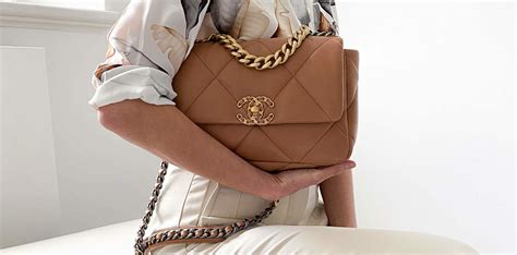 chanel 19 handbag price.